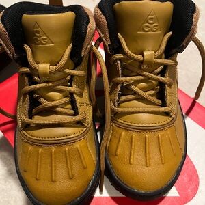 Nike Kids' woodside Tan and Black AGG boots !! 9c